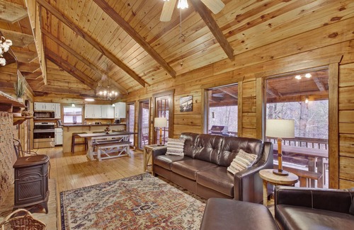 Lookout Valley Neighborhood Association Cabina | 5 BR Log Cabin - Hot Tub - Pond Fishing - 2 Acres-Covered Deck - Firepit - Chattanooga -Pets Welcome