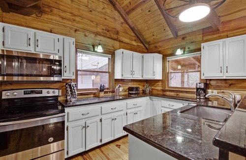 Lookout Valley Neighborhood Association Cabina | 5 BR Log Cabin - Hot Tub - Pond Fishing - 2 Acres-Covered Deck - Firepit - Chattanooga -Pets Welcome