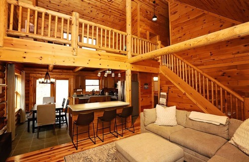 East Jordan Cabina | 5 BR log cabin - 40 private acres - Hiking trails