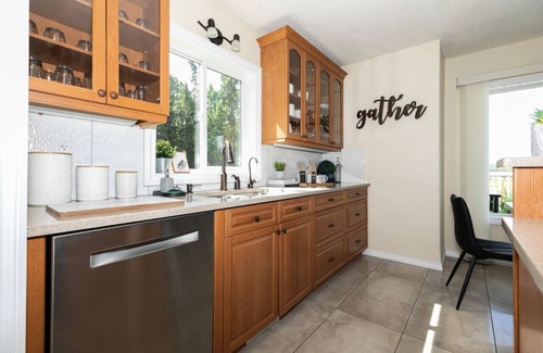 Jasper East Casa | 5-Br Tranquil Retreat | HEATED Pool & Hot Tub | 12-Mins to Jasper National Park