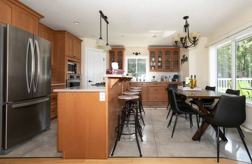 Jasper East Casa | 5-Br Tranquil Retreat | HEATED Pool & Hot Tub | 12-Mins to Jasper National Park