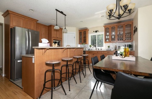 Jasper East Casa | 5-Br Tranquil Retreat | HEATED Pool & Hot Tub | 12-Mins to Jasper National Park