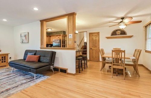 Columbia Heights Casa | 5 BR+ Yard. Close drive to New Brighton, Roseville, Shoreview