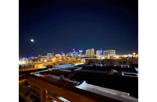 Crossroads Arts District Apartamento | 5-Crossroads Industrial Loft | Rooftop | Sleeps 8