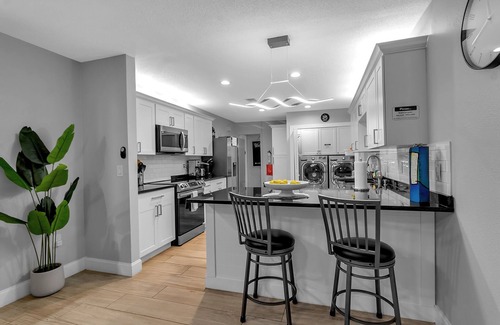 Bayshore Gardens Apartamento | #5 Deluxe Queen Room w/Private Bath & Exterior Entry