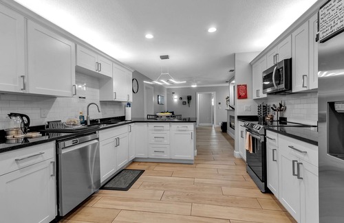 Bayshore Gardens Apartamento | #5 Deluxe Queen Room w/Private Bath & Exterior Entry