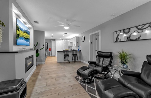 Bayshore Gardens Apartamento | #5 Deluxe Queen Room w/Private Bath & Exterior Entry
