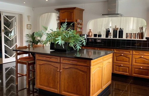 Cliftonville Casa | 5 double bedroom Art Deco Villa by the sea with heated pool