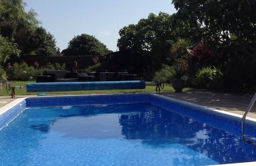 Cliftonville Casa | 5 double bedroom Art Deco Villa by the sea with heated pool