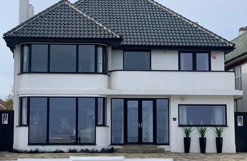 Cliftonville Casa | 5 double bedroom Art Deco Villa by the sea with heated pool