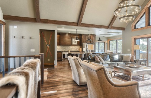 Lead Cabina | 5 En Suites for all Bedrooms! , 3720 Sq. Ft., Hot Tub, Fully Custom! Clubouse