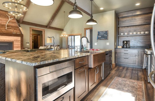 Lead Cabina | 5 En Suites for all Bedrooms! , 3720 Sq. Ft., Hot Tub, Fully Custom! Clubouse