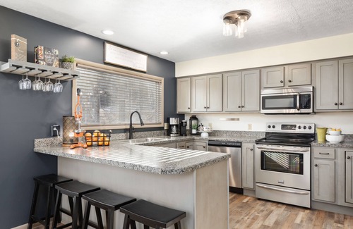 Berkeley Springs Cabina | 🏔️5 EnSuites🌲Close to town✨Modern Luxury🪴Spa Hot Tub🎲Game Tables🌟