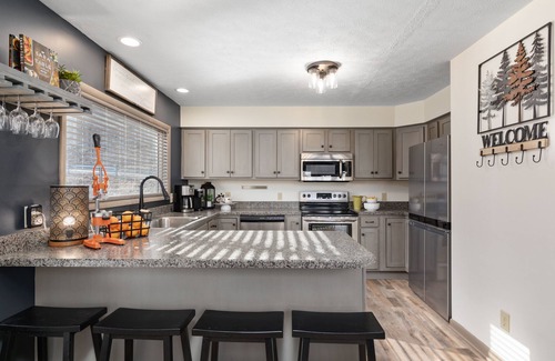 Berkeley Springs Cabina | 🏔️5 EnSuites🌲Close to town✨Modern Luxury🪴Spa Hot Tub🎲Game Tables🌟