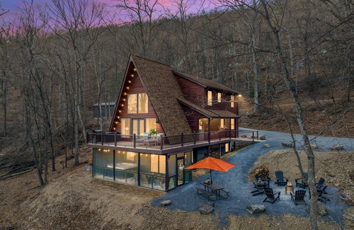 Berkeley Springs Cabina | 🏔️5 EnSuites🌲Close to town✨Modern Luxury🪴Spa Hot Tub🎲Game Tables🌟