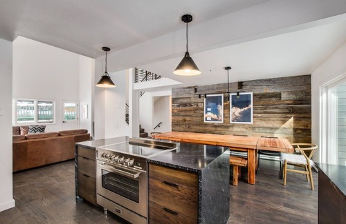 Warrior's Mark West Casa | 5 King Beds+6 Bunks. Winter Bus. Close to town.