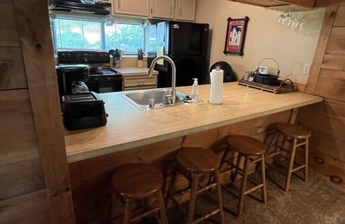 Hidden Valley Apartamento | ☀️ Pet-Friendly Summer Escape with Pool Access & Nature Vibes 🐾🏊🌲