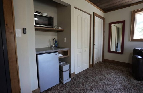 Algonquin Highlands Apartamento | #5 Lodge Room (1 Queen Bed)