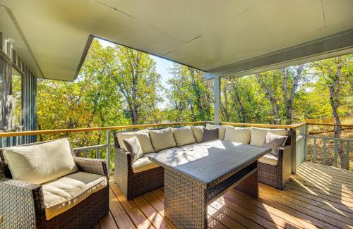 Skyway Casa | 5 Mi to Area Attractions Home with Indoor Hot Tub