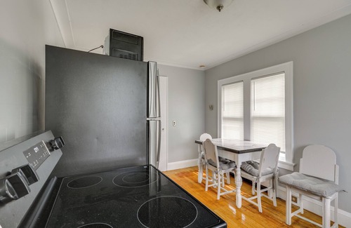 Westerly Apartamento | 5 Mi to Beaches: Historic Apartment in Westerly!