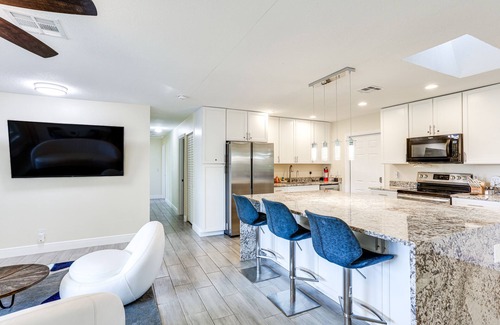 Boynton Beach Cabaña | 5 Mi to Beaches: Hot Tub Haven in Lake Worth