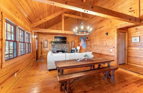 Eureka Springs Casa | 5 Mi to Beaver Lake Family Cabin with Game Room