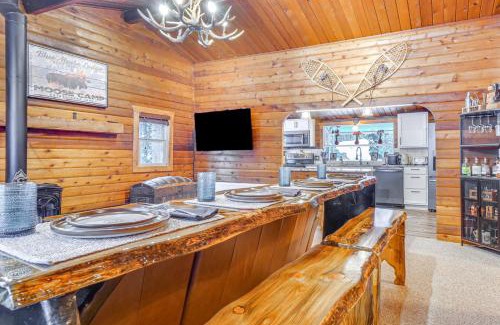 Blue River Casa | 5 Mi to Breckenridge Ski Resort Cozy Wood Cabin!