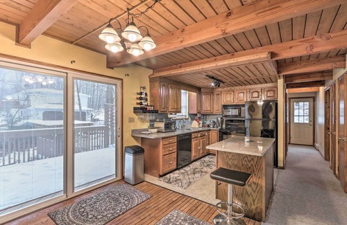 Henryville Casa | ¡NUEVO! Pocono Mtn Retreat w / Hot Tub - Walk to Lake