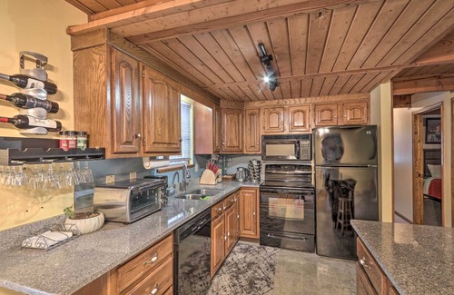 Henryville Casa | ¡NUEVO! Pocono Mtn Retreat w / Hot Tub - Walk to Lake