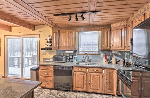 Henryville Casa | ¡NUEVO! Pocono Mtn Retreat w / Hot Tub - Walk to Lake