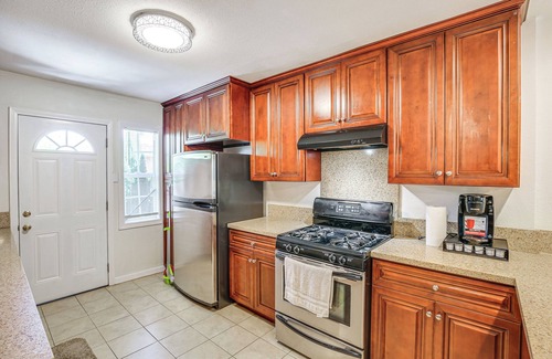 Harbor Casa | 5 Mi to Coast: Centrally Located Long Beach Home!