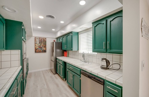 Bakersfield Apartamento | ~ 5 Mi to Downtown: Chic Bakersfield Apartment!