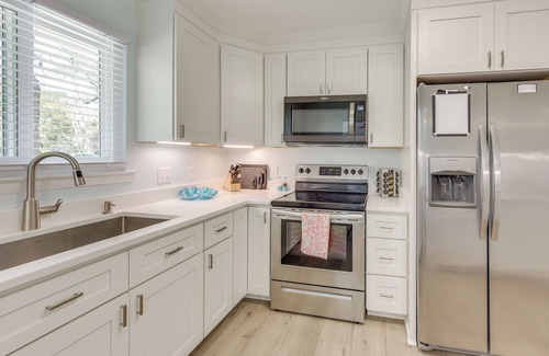 Port Royal Casa | 5 Mi to Dtwn Beaufort: Home w/ Screened-In Patio