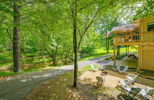 Hiawassee Casa | 5 Mi to Dtwn Hiawassee Creek-Front Home with Deck