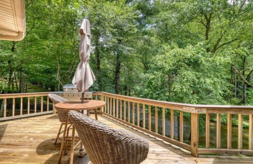 Hiawassee Casa | 5 Mi to Dtwn Hiawassee Creek-Front Home with Deck