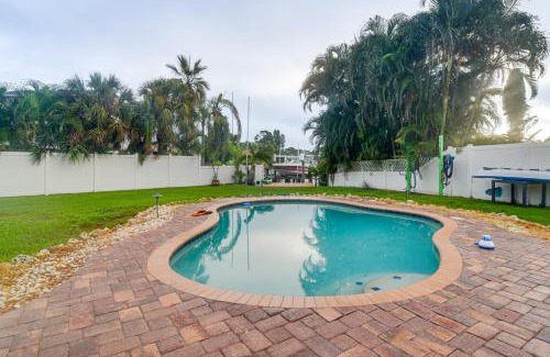 Shore Acres Casa | 5 Mi to Dtwn Pet-Friendly Home in St Petersburg!