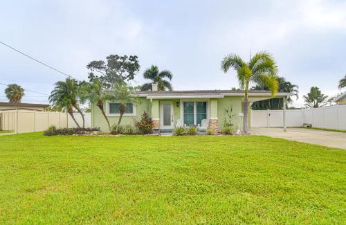 Shore Acres Casa | 5 Mi to Dtwn Pet-Friendly Home in St Petersburg!