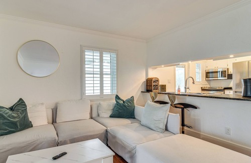 Shore Acres Casa | 5 Mi to Dtwn: Pet-Friendly Home in St Petersburg!