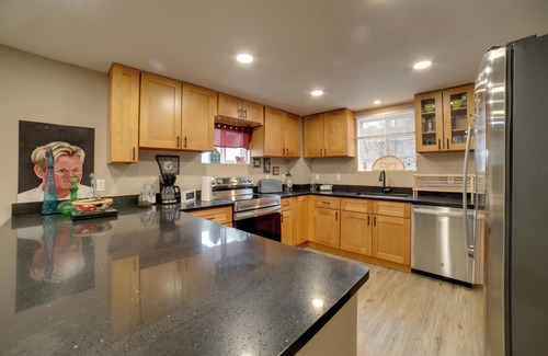 South Hills Casa | 5 Mi to Dtwn Pittsburgh: Home w/ Deck!