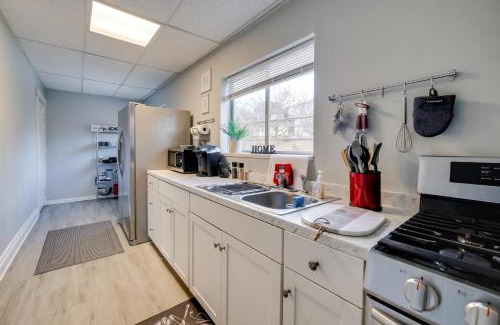South Hills Apartamento | 5 Mi to Dtwn Pittsburgh Apt with Balcony