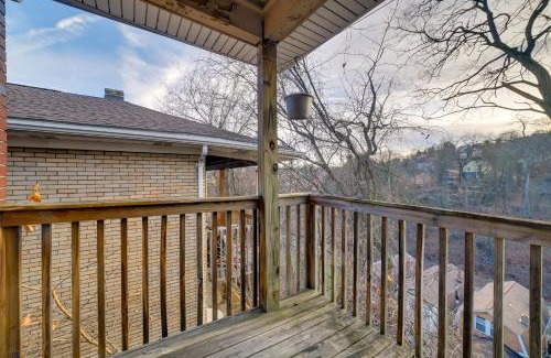 South Hills Apartamento | 5 Mi to Dtwn Pittsburgh Apt with Balcony