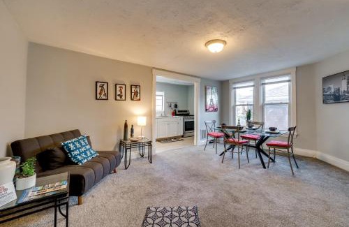 South Hills Apartamento | 5 Mi to Dtwn Pittsburgh Apt with Balcony