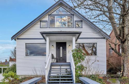 Gatewood Casa | 5 Mi to Dtwn Seattle Home with Ocean and City Views