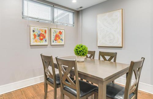 Ukrainian Village Apartamento | 5 Mi to Dtwn Ukrainian Village Apartment!