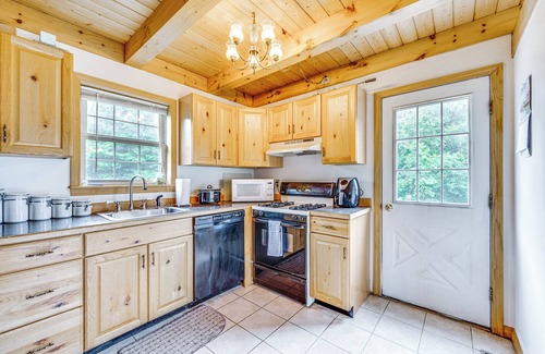 Jay Cabina | 5 Mi to Jay Peak Resort: Cabin w/ Pond Access!