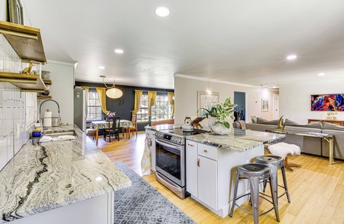 Salem Casa | 5 Mi to Lake Keowee: Stylish Salem Home w/ Yard!