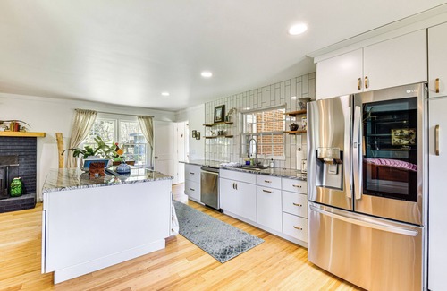 Salem Casa | 5 Mi to Lake Keowee: Stylish Salem Home w/ Yard!