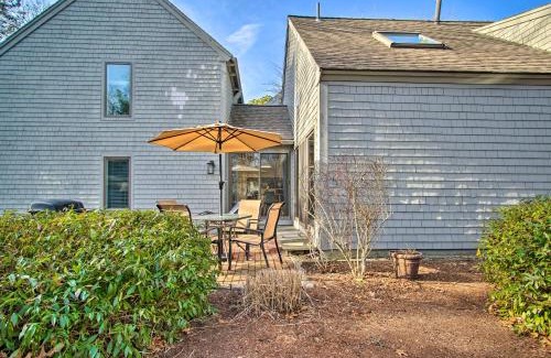 Mews Village Apartamento | 5 Mi to Mashpee Commons Coastal Mashpee Condo