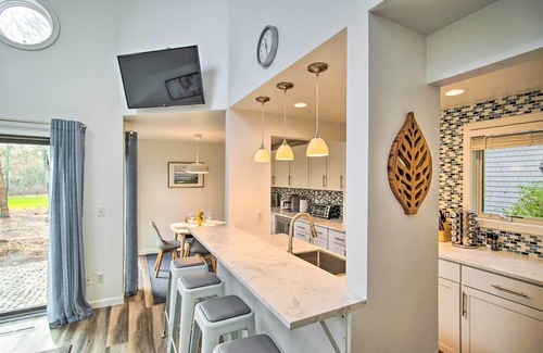 Mews Village Condominio | 5 Mi to Mashpee Commons: Coastal Mashpee Condo