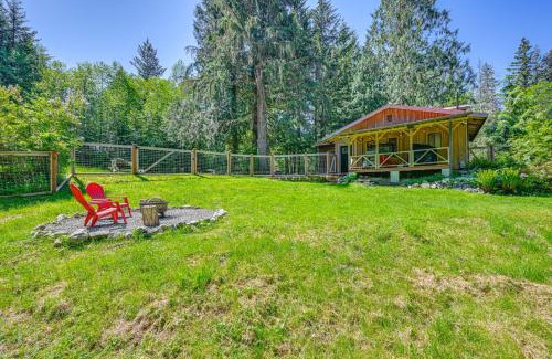 Paradise Estates Casa | 5 Mi to Mt Rainier Natl Park Cozy Cabin with Deck!